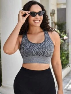 Plus Graphic Print Racer Back Sports Bra -Gym Chic Wear 1689417838c7fe901257f9e1c6a77035b725d26f1c thumbnail 405x552